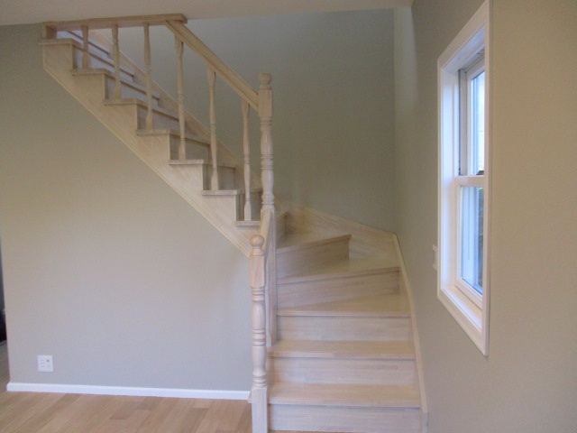 塗装し無垢材の階段
